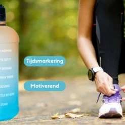 Quality Needz - Waterfles - Drinkfles Met Rietje - Stevig & Handig Handvat - 2 Liter - Sportfles - Waterfles Met Tijdmarkeringen - Water Bottle - Bidon 2 Liter - Waterfles Met Rietje -Mushie  winkel 550x310 1