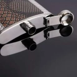 Merkloos "Kerst + Cadeau" Luxe Heupfles - Alcohol Heupflesje - Heupfles Whiskey - Zakflacon Groot (266ml) - Hoge Kwaliteit - Heupflacon - Veldfles - Platvink - Zakflacon - Drankfles - Zakfles - Wintersport - Kamperen -Mushie  winkel 550x349