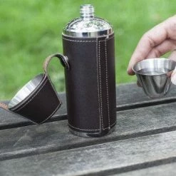 Kikkerland Waterfles - Veldfles - Inclusief 2 Shotglaasjes - Leren Omhulsel - Ideaal Voor Hiken, Picnicken En Kamperen -Mushie  winkel 550x367 24