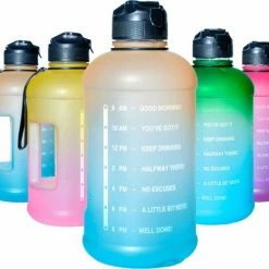 Quality Needz - Waterfles - Drinkfles Met Rietje - Stevig & Handig Handvat - 2 Liter - Sportfles - Waterfles Met Tijdmarkeringen - Water Bottle - Bidon 2 Liter - Waterfles Met Rietje