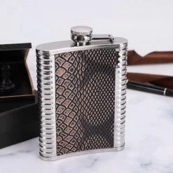 Merkloos "Kerst + Cadeau" Luxe Heupfles - Alcohol Heupflesje - Heupfles Whiskey - Zakflacon Groot (266ml) - Hoge Kwaliteit - Heupflacon - Veldfles - Platvink - Zakflacon - Drankfles - Zakfles - Wintersport - Kamperen