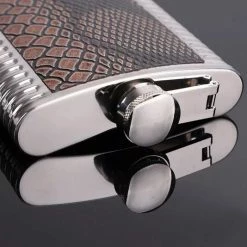 Merkloos "Kerst + Cadeau" Luxe Heupfles - Alcohol Heupflesje - Heupfles Whiskey - Zakflacon Groot (266ml) - Hoge Kwaliteit - Heupflacon - Veldfles - Platvink - Zakflacon - Drankfles - Zakfles - Wintersport - Kamperen -Mushie  winkel 550x534