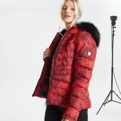 Dare 2b Dare2B Glamorize II, Versierd Met Swarovski-kristallen - Luxe, Waterdichte, Geïsoleerde, Gewatteerde Ski-jas Met Capuchon Met Rand Van Imitatiebont Voor Dames, Ademende Outdoorjas, Sevilla-rood 10 Dare 2b Dare2B Glamorize II, Versierd Met Swarovski-kristallen - Luxe, Waterdichte, Geïsoleerde, Gewatteerde Ski-jas Met Capuchon Met Rand Van Imitatiebont Voor Dames, Ademende Outdoorjas, Sevilla-rood -Mushie winkel 550x550 523