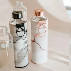 My Equa Equa Glazen Waterfles 750 Ml Mismatch Met Hoes - Stone -Mushie  winkel 550x550 742