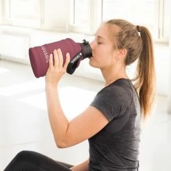Navaris Waterfles Van Roestvrij Staal - Drinkfles - 2L - Extra Grote Roestvrijstalen Fles Met Drinkdop - Ideaal Tijdens Het Sporten - Rood -Mushie  winkel 550x550 851